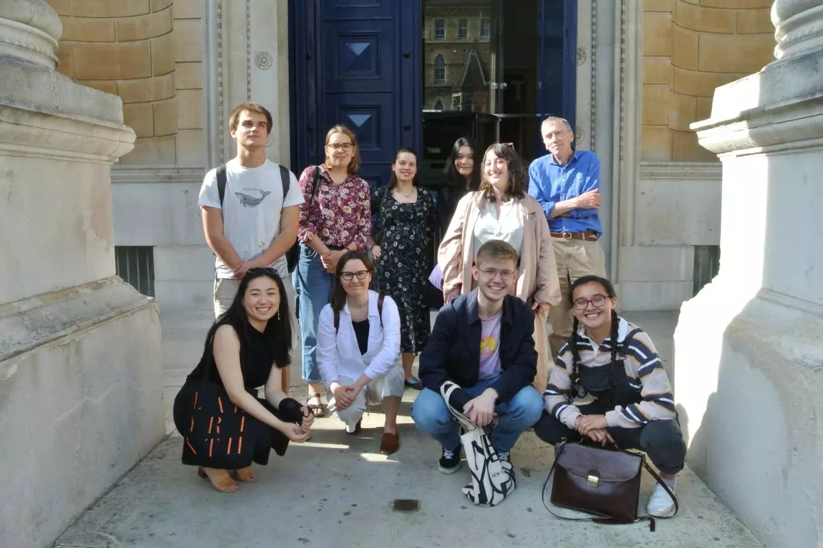 pre-raphaelites exhibition group photo